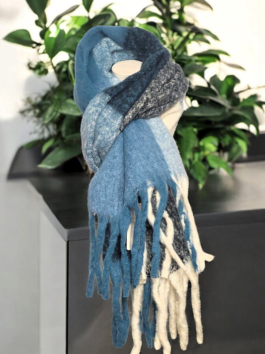 Schal mit Franzen in versch. Farben