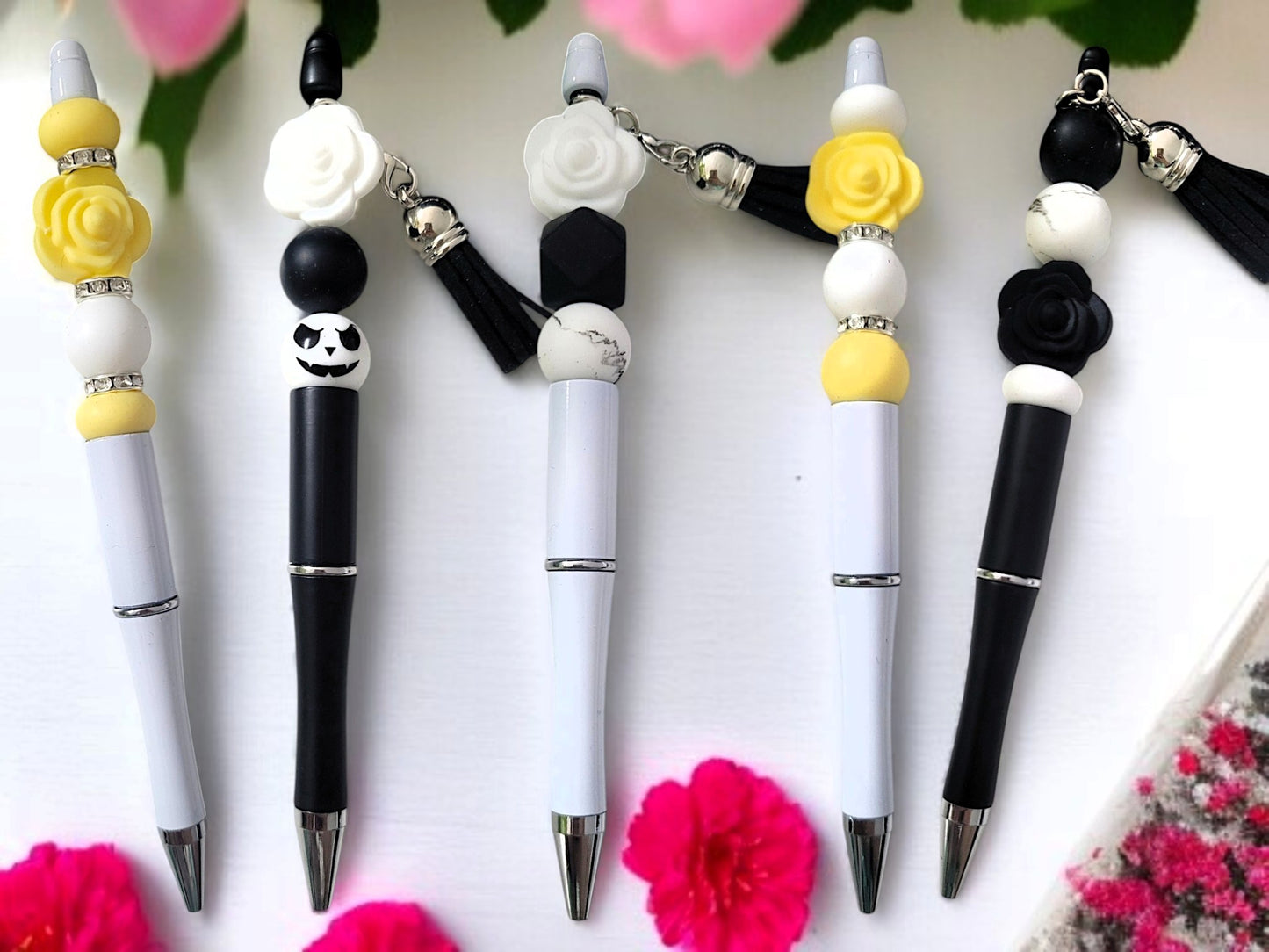 🖊️🌼🖤 Rose‑Tassel Kugelschreiber – 5 Varianten – HANDGEFERTIGTES UNIKAT ✨