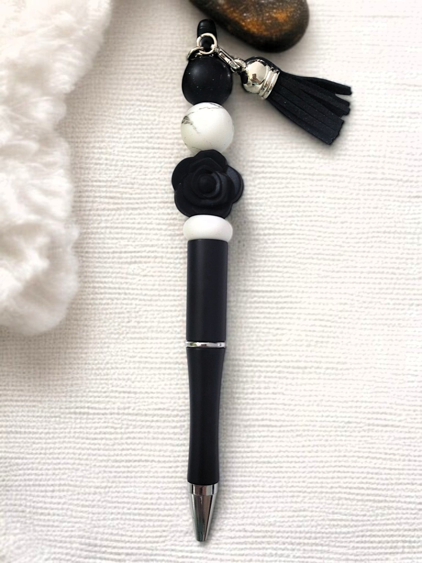 🖊️🌼🖤 Rose‑Tassel Kugelschreiber – 5 Varianten – HANDGEFERTIGTES UNIKAT ✨
