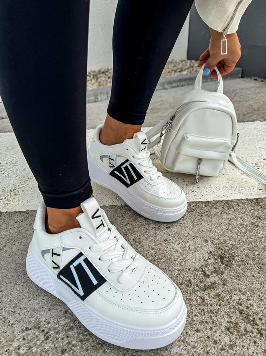 Sneaker in versch. Größen und Farben