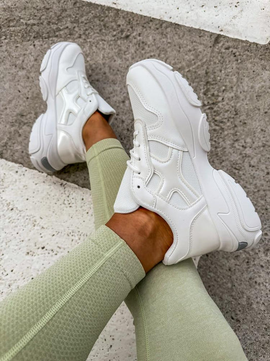 Sportliche weiße Sneaker in versch. Größen