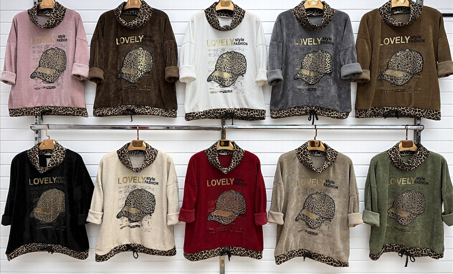 Damen Feincord-Sweatshirt mit Leo-Schalkragen, „LOVELY“ Cap-Motiv & Kordelsaum – viele Farben