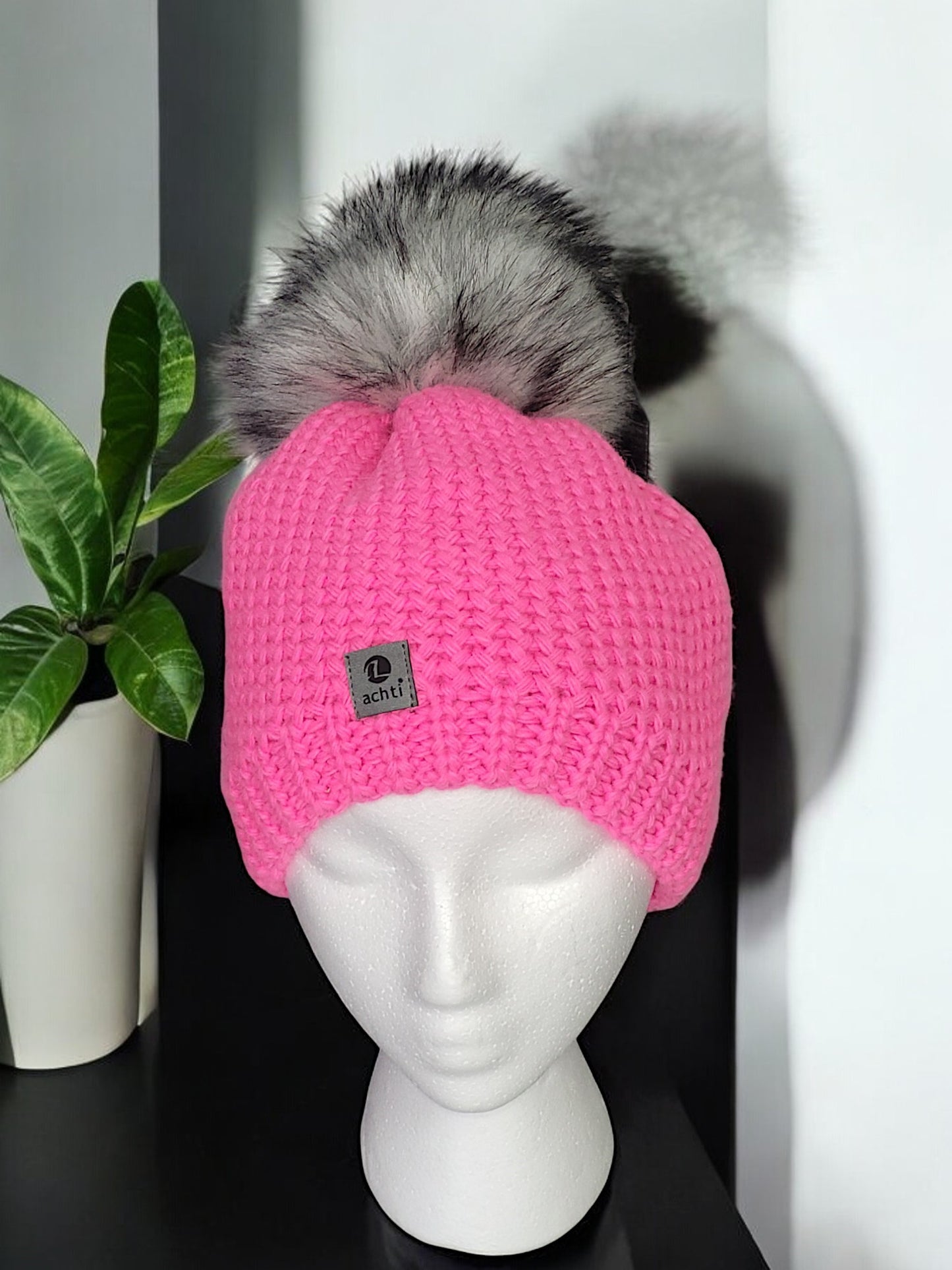 Mütze mit Kunstfell-Bommel in versch. Farben