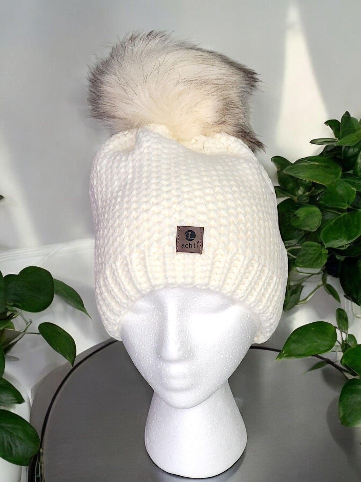 Mütze mit Kunstfell-Bommel in versch. Farben