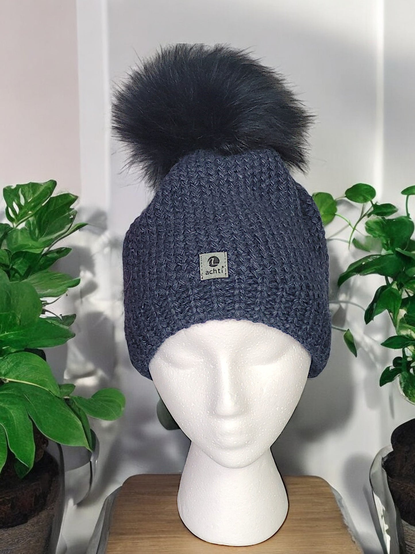 Mütze mit Kunstfell-Bommel in versch. Farben