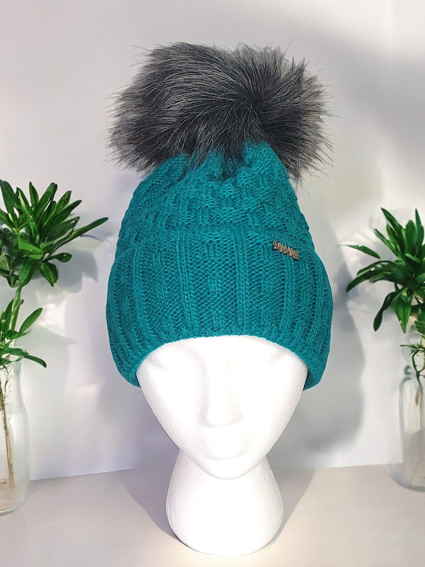 Wintermütze mit Bommel in versch. Farben