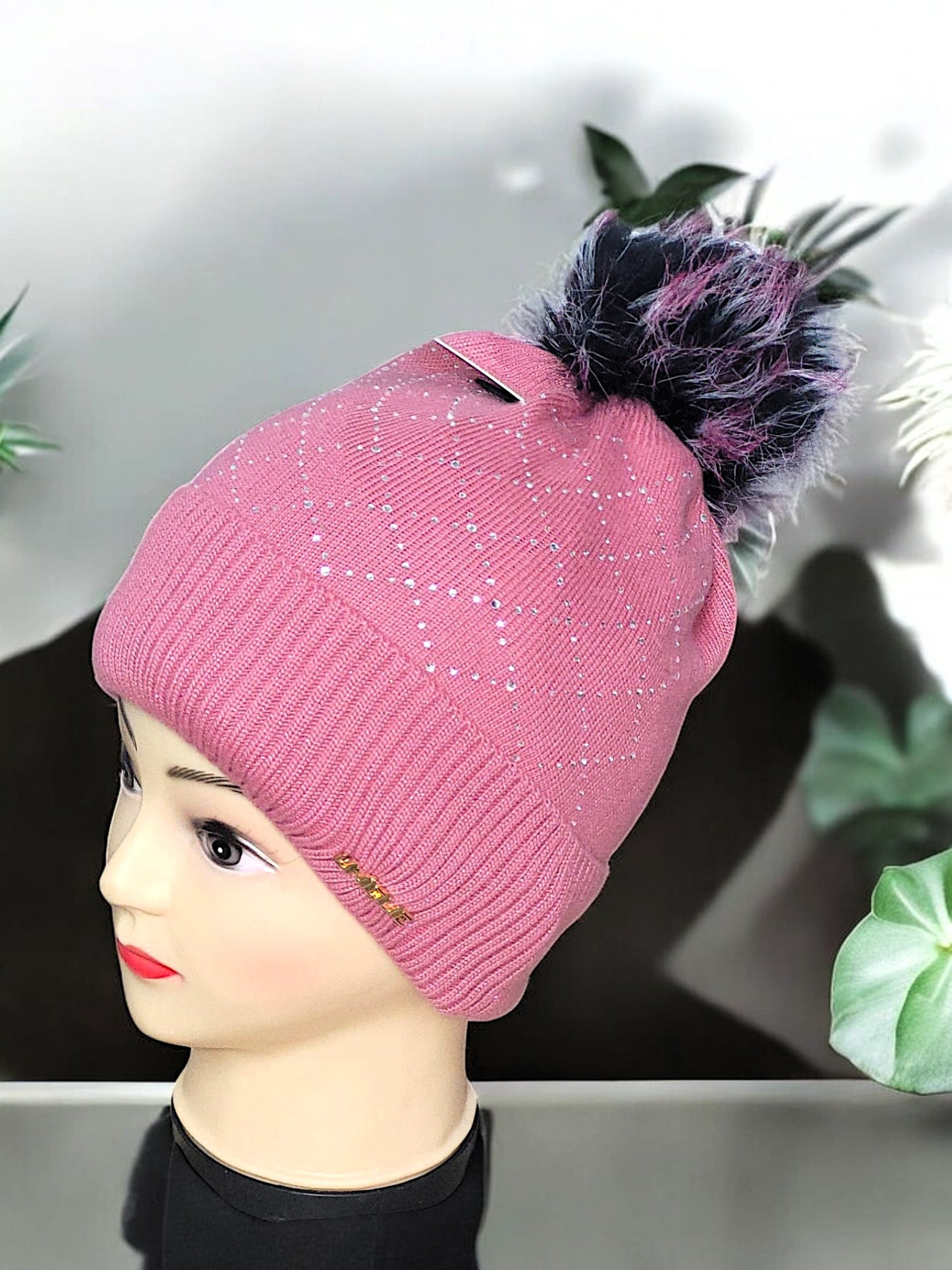 Mütze mit Bommel und Strass in versch. Farben