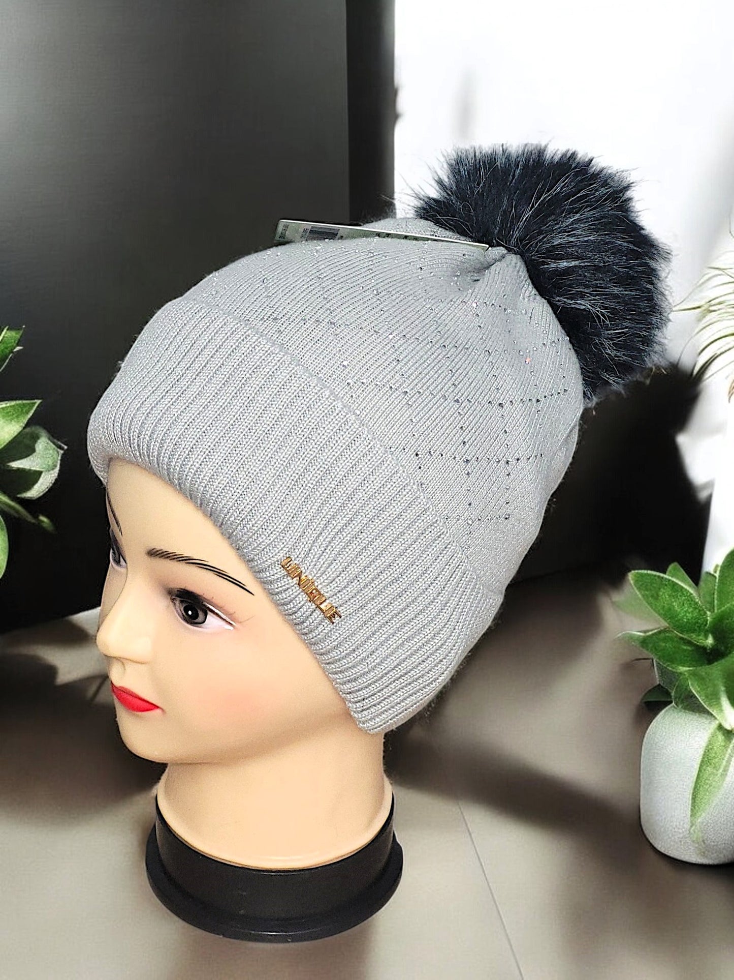 Mütze mit Bommel und Strass in versch. Farben