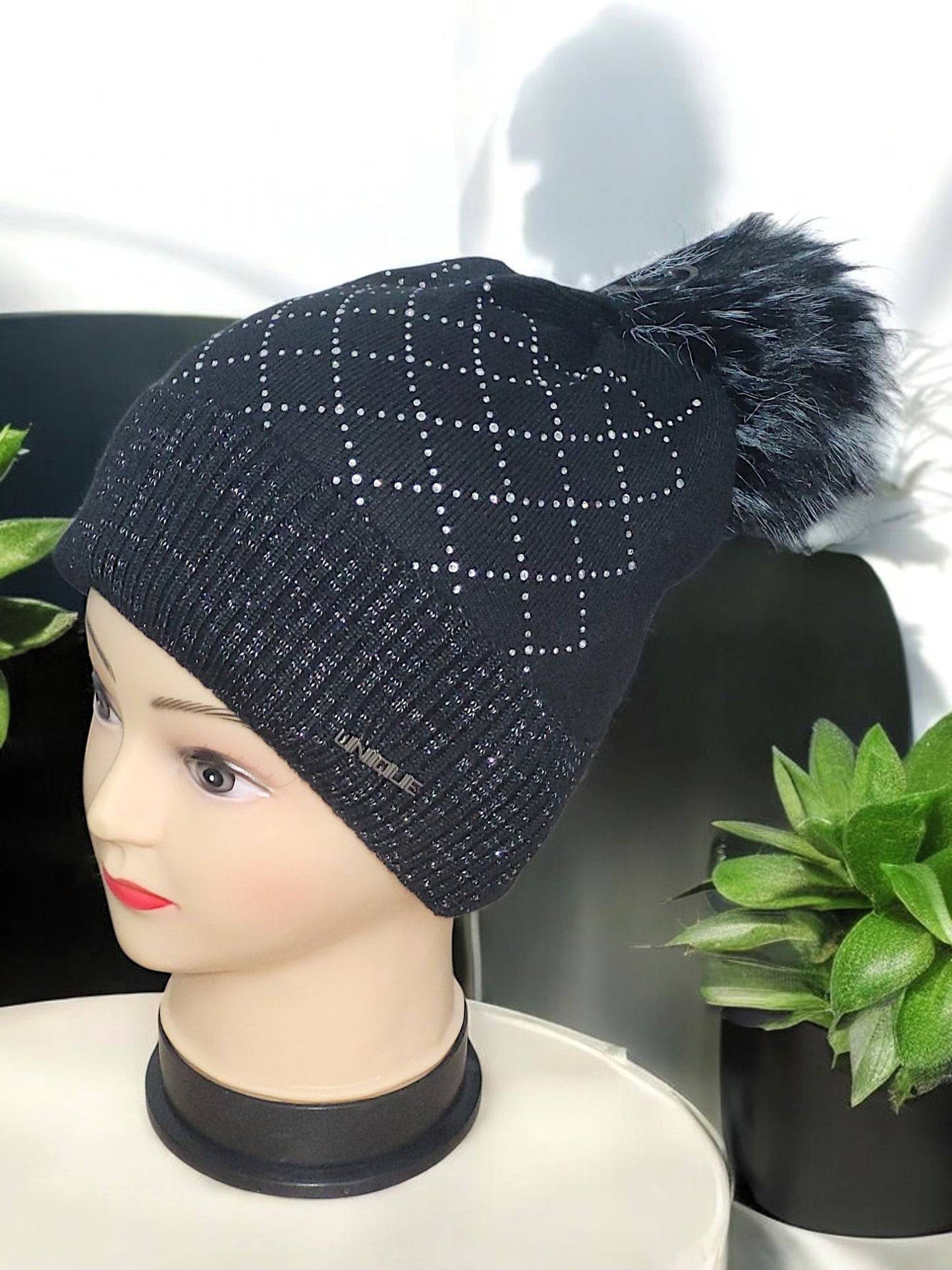 Mütze mit Bommel und Strass in versch. Farben