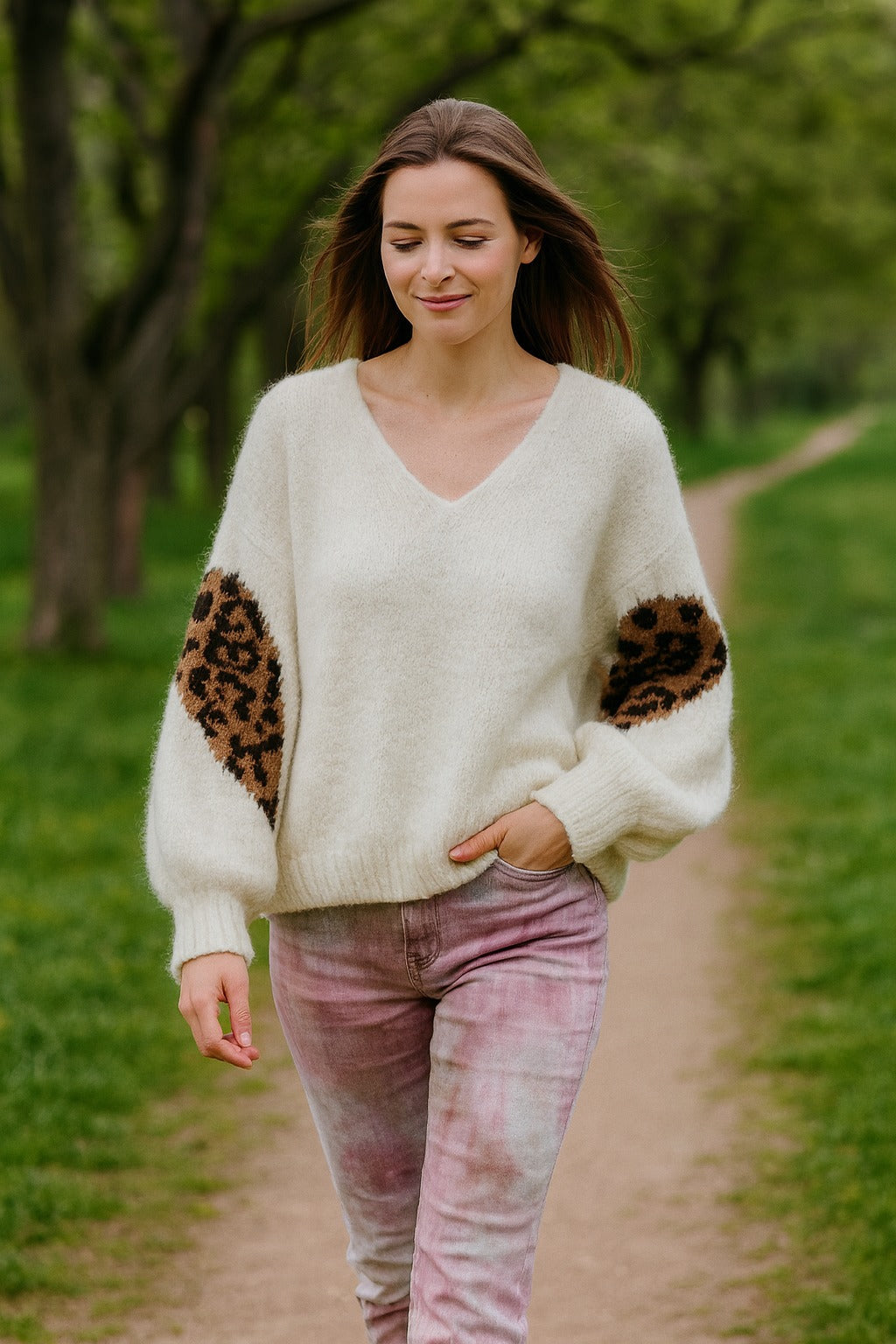 Flauschiger Damen V-Pulli im Mohair-Look mit Leo-Herzen/Patches