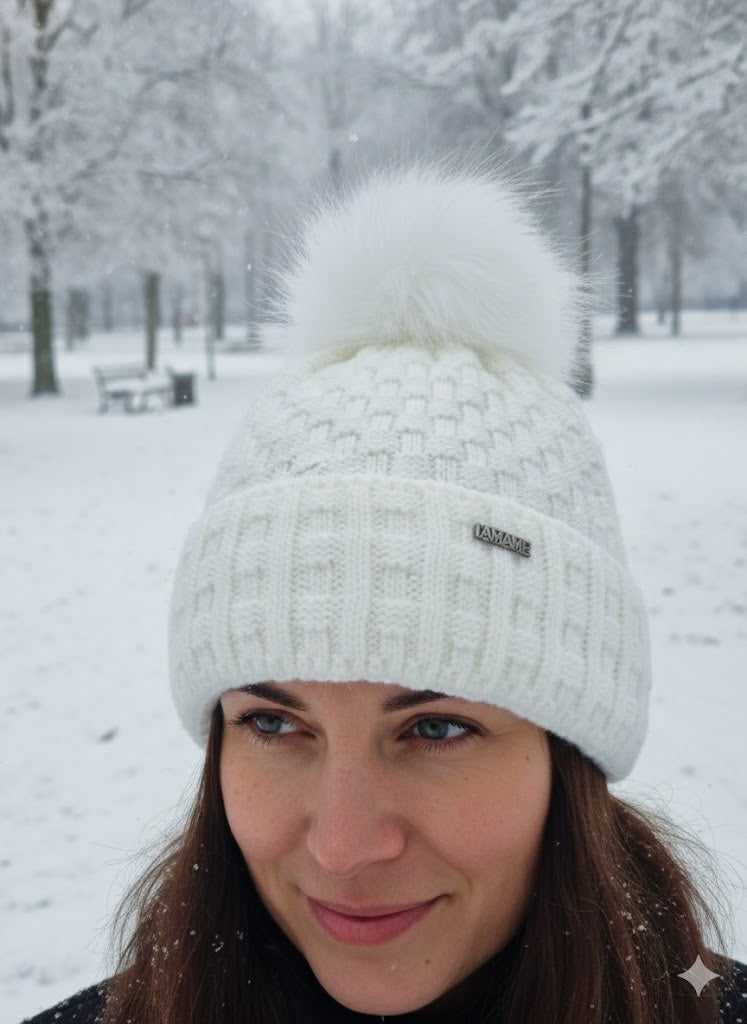🧶 Wintermütze „L’Amarie Cozy Pom“ – 4 Farben ❄️✨ | Warm, weich & stilvoll