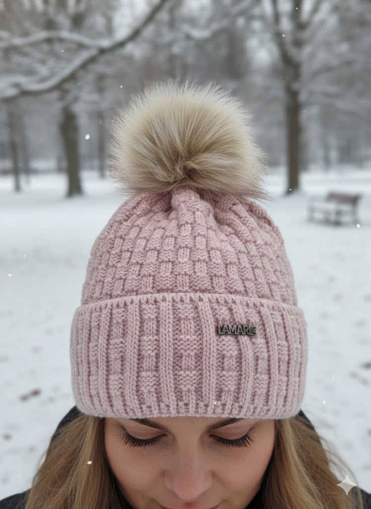🧶 Wintermütze „L’Amarie Cozy Pom“ – 4 Farben ❄️✨ | Warm, weich & stilvoll