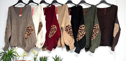 Flauschiger Damen V-Pulli im Mohair-Look mit Leo-Herzen/Patches